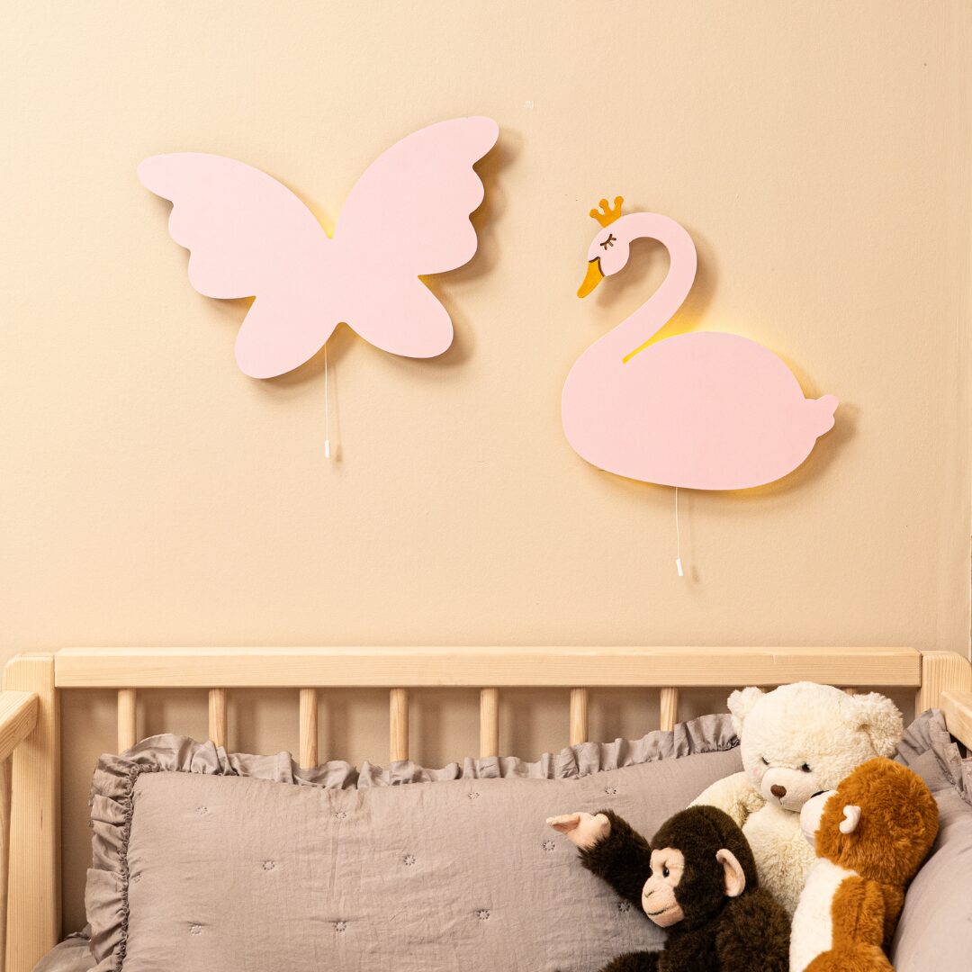 Cozy Collections Handbemalte LED-Wandnachtlichter Schwan & Schmetterling aus Holz – Rosa, 9V batteriebetrieben, Einzel oder Set