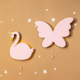 Cozy Collections Handbemalte LED-Wandnachtlichter Schwan & Schmetterling aus Holz – Rosa, 9V batteriebetrieben, Einzel oder Set