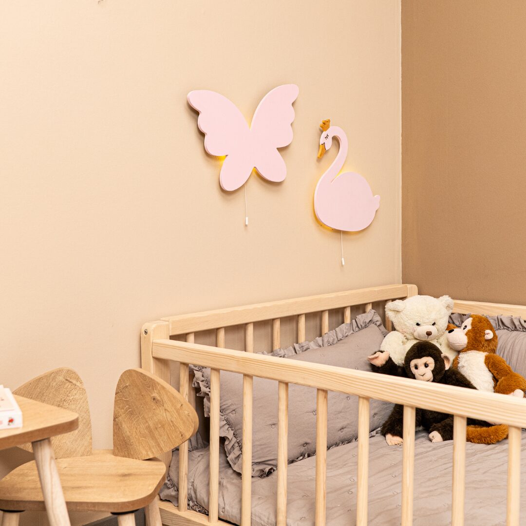 Cozy Collections Handbemalte LED-Wandnachtlichter Schwan & Schmetterling aus Holz – Rosa, 9V batteriebetrieben, Einzel oder Set