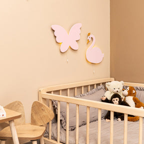 Cozy Collections Handbemalte LED-Wandnachtlichter Schwan & Schmetterling aus Holz – Rosa, 9V batteriebetrieben, Einzel oder Set