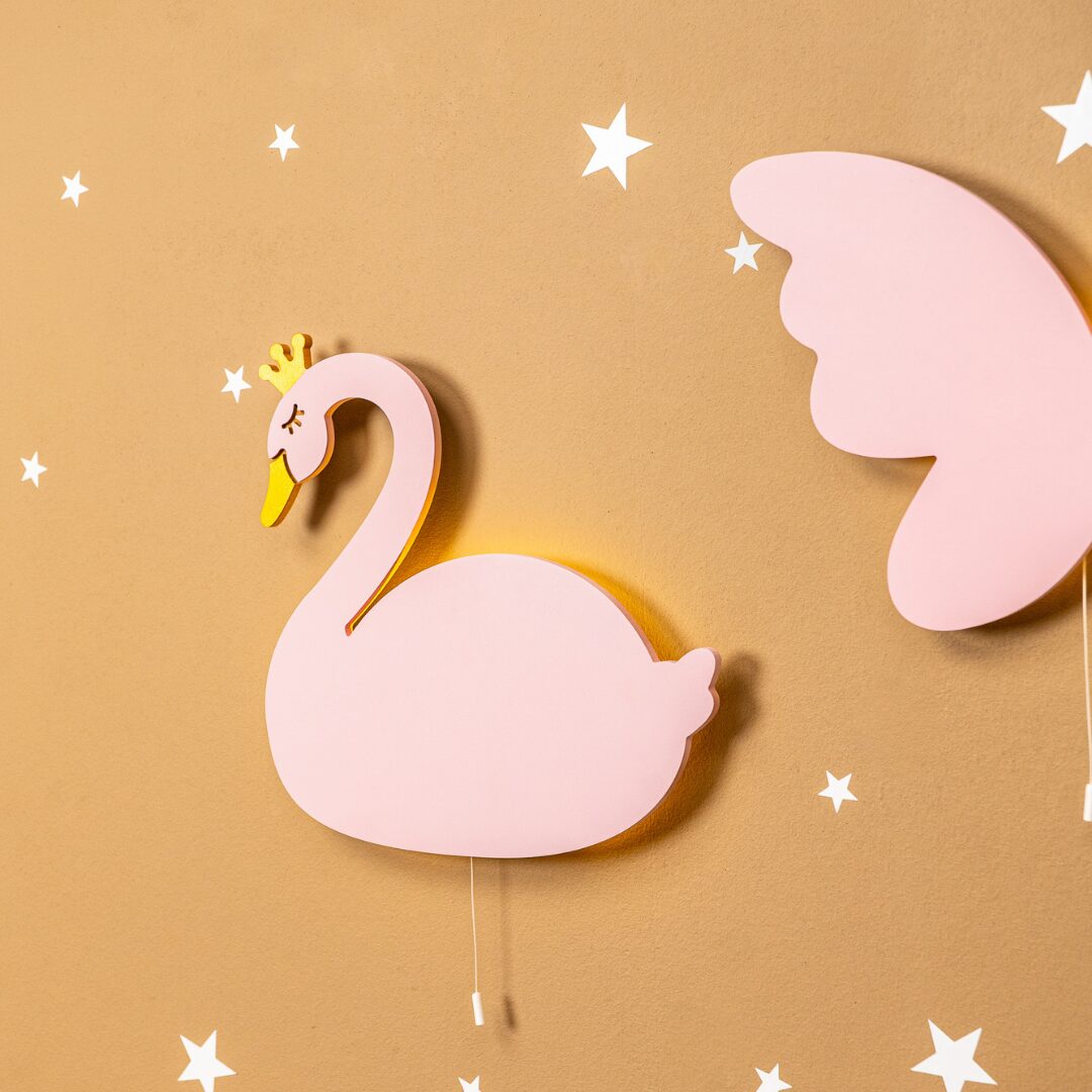 Cozy Collections Handbemalte LED-Wandnachtlichter Schwan & Schmetterling aus Holz – Rosa, 9V batteriebetrieben, Einzel oder Set