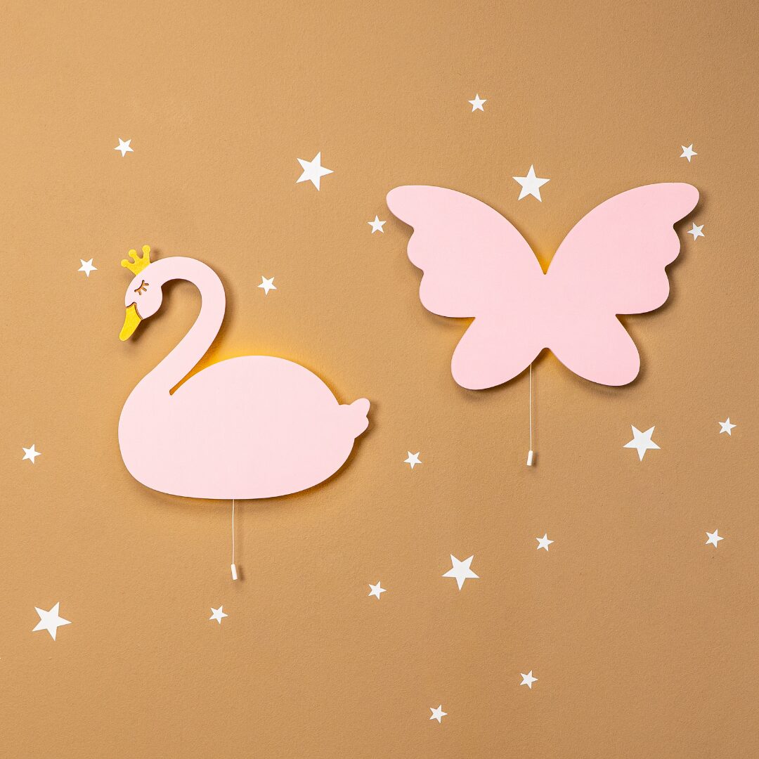 Cozy Collections Handbemalte LED-Wandnachtlichter Schwan & Schmetterling aus Holz – Rosa, 9V batteriebetrieben, Einzel oder Set