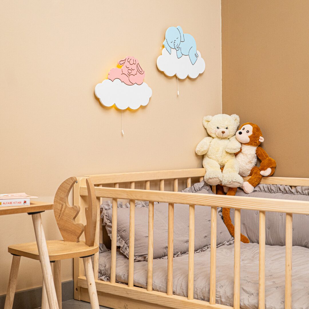 Cozy Collections Handbemalte LED-Wandnachtlichter Elefant & Lamm auf Wolke aus Holz – Pastell (Blau/Rosa/Weiß), 9V batteriebetrieben, Einzel/Duo/Trio