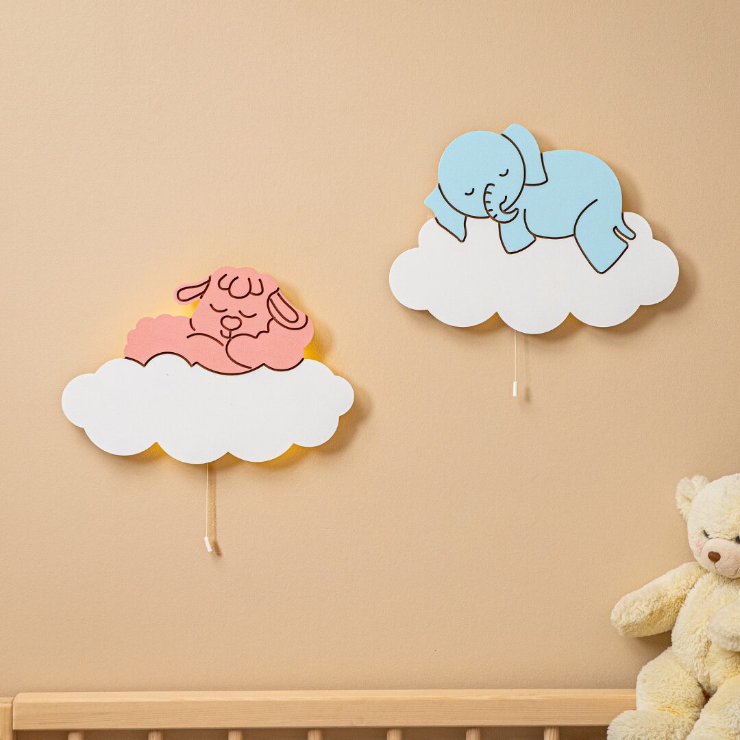 Cozy Collections Handbemalte Wandlampen aus Holz in Form eines Lamms und eines Elefanten auf einer Wolke(LED, Batteriebetrieb)