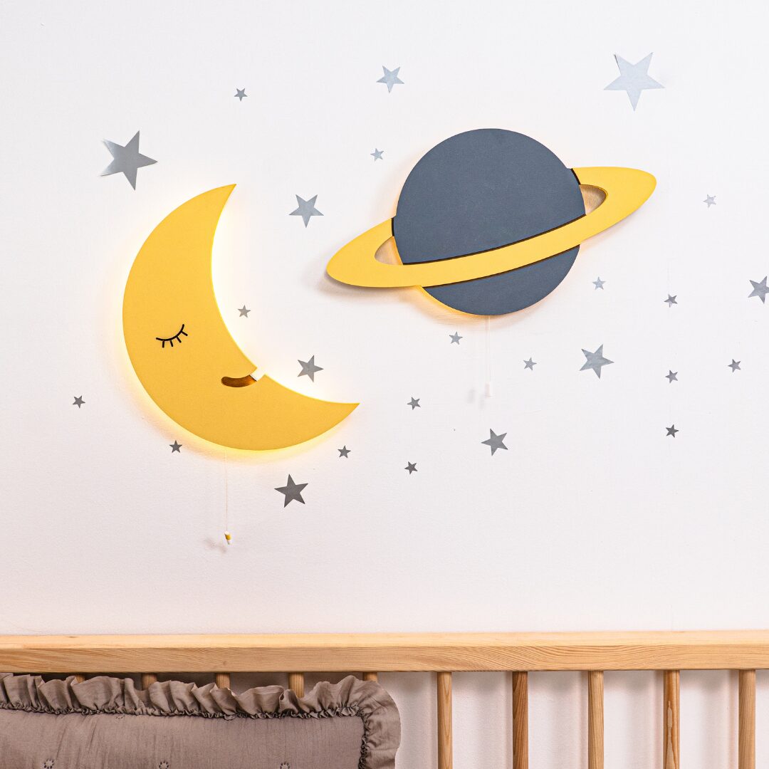 Cozy Collections Handbemalte LED-Wandnachtlichter aus Holz – Mond / Ringplanet / Duo – Weltraummotiv