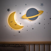 Cozy Collections Handbemalte LED-Wandnachtlichter aus Holz – Mond / Ringplanet / Duo – Weltraummotiv
