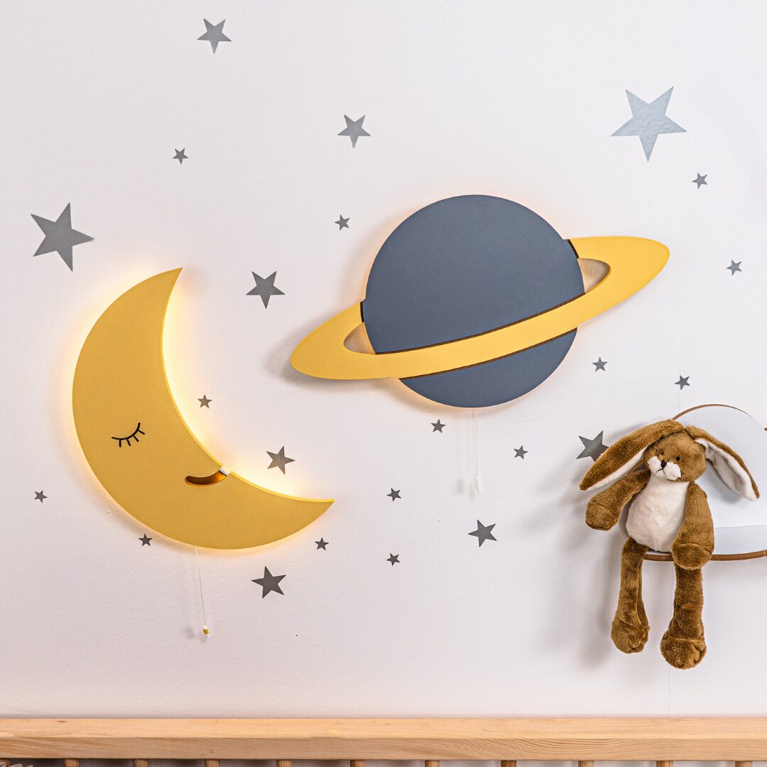 Cozy Collections Handbemalte LED-Wandnachtlichter aus Holz – Mond / Ringplanet / Duo – Weltraummotiv