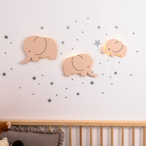Cozy Collections Handbemalte LED-Wandleuchten „Elefantenfamilie“ aus Holz – Mama/Papa/Baby, 3 Größen, 9V batteriebetrieben, Einzel/Duo/Trio