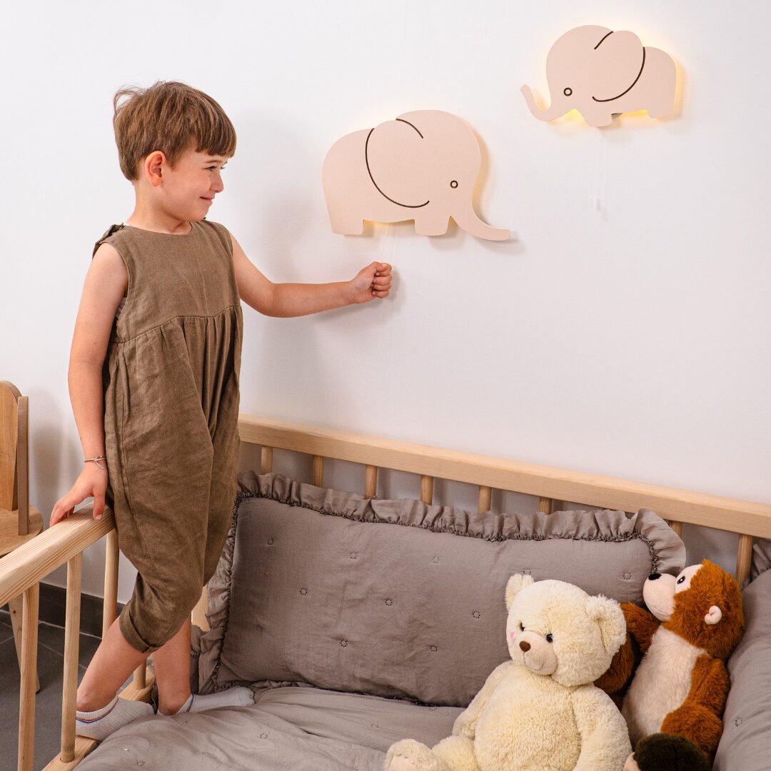 Cozy Collections Handbemalte LED-Wandleuchten „Elefantenfamilie“ aus Holz – Mama/Papa/Baby, 3 Größen, 9V batteriebetrieben, Einzel/Duo/Trio