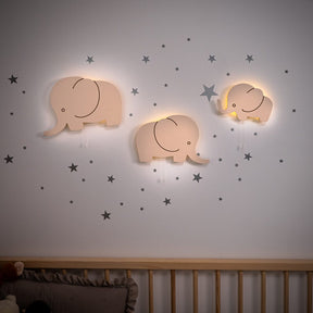 Cozy Collections Handbemalte LED-Wandleuchten mit Elefantenfamilie aus Holz | Mama, Papa, Baby