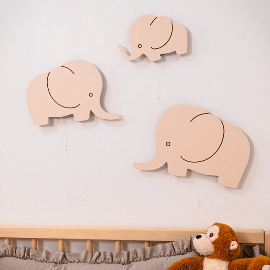 Cozy Collections Handbemalte LED-Wandleuchten „Elefantenfamilie“ aus Holz – Mama/Papa/Baby, 3 Größen, 9V batteriebetrieben, Einzel/Duo/Trio