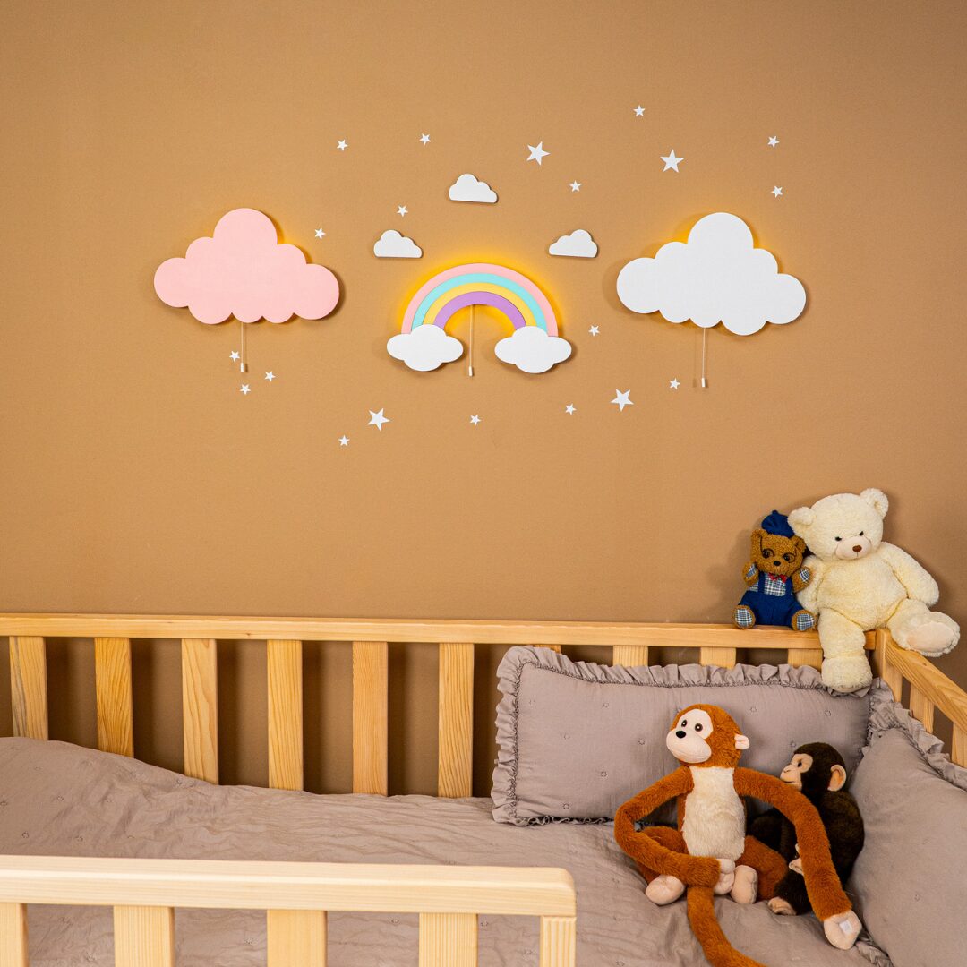 Cozy Collections Regenbogen LED-Wandnachtleuchte aus Holz mit handbemalten Wolken – 4 Pastellfarben, 9V batteriebetrieben, Set-Optionen