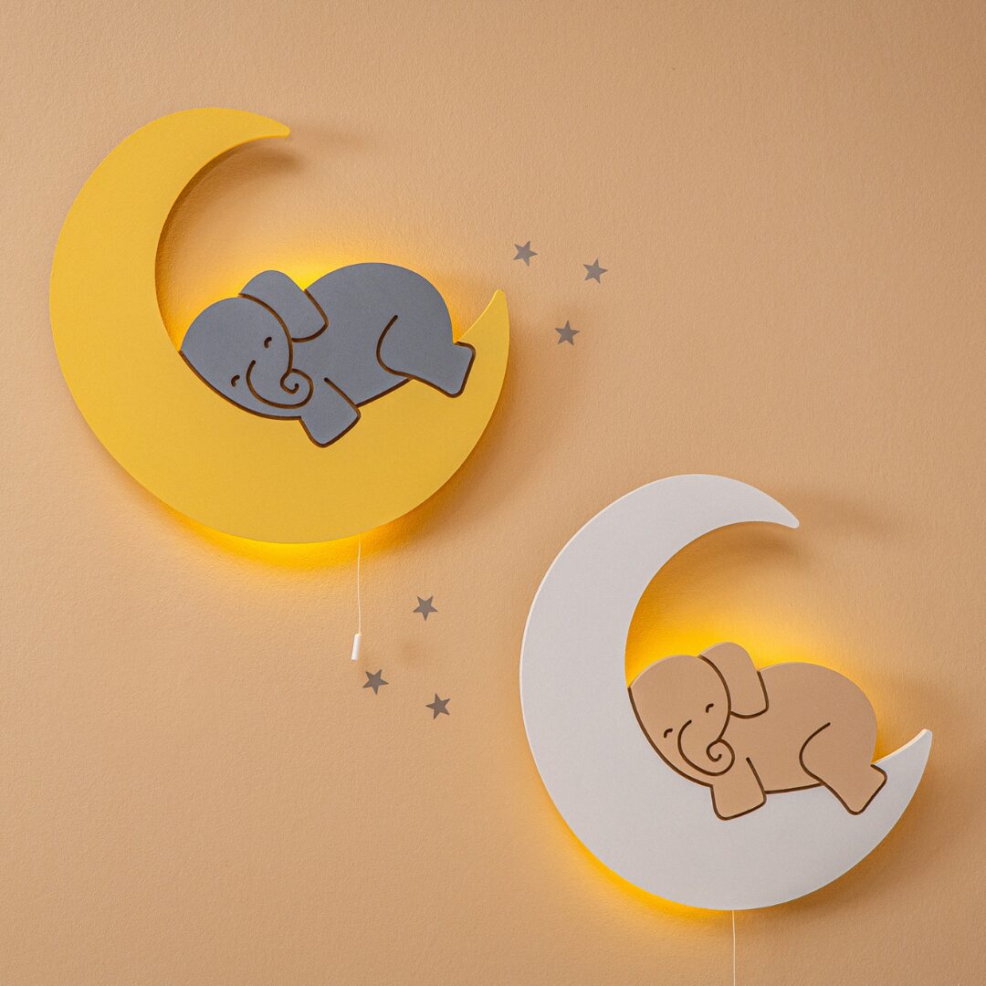 Cozy Collections Handbemaltes LED-Wandnachtlicht „Elefant auf dem Mond“ aus Massivholz – 8 mm, 9V batteriebetrieben, Varianten & Set