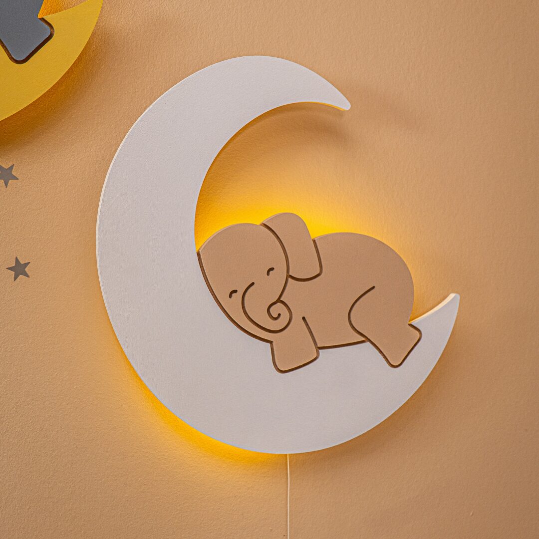 Cozy Collections Handbemaltes LED-Wandnachtlicht „Elefant auf dem Mond“ aus Massivholz – 8 mm, 9V batteriebetrieben, Varianten & Set