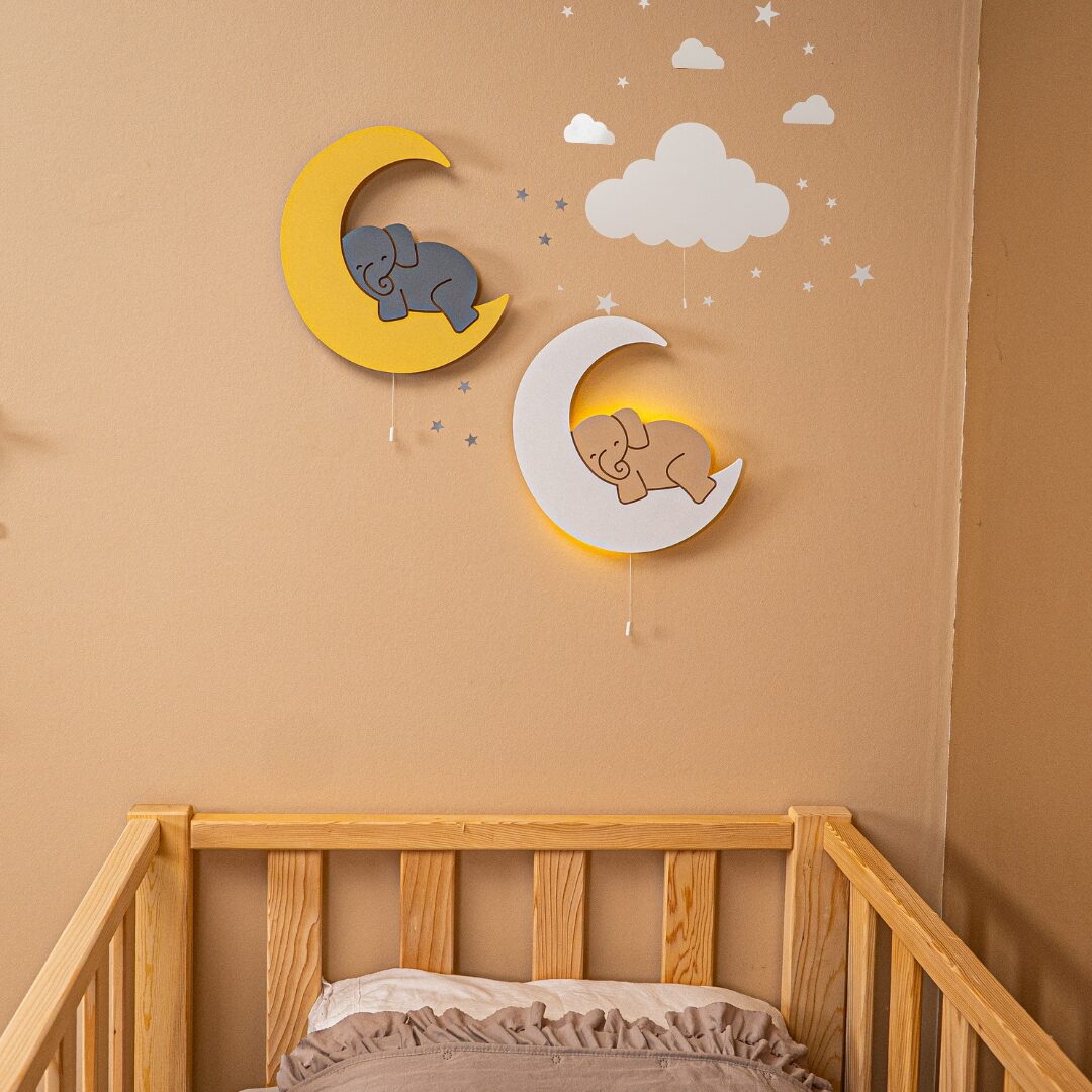 Cozy Collections Handbemaltes LED-Wandnachtlicht „Elefant auf dem Mond“ aus Massivholz – 8 mm, 9V batteriebetrieben, Varianten & Set