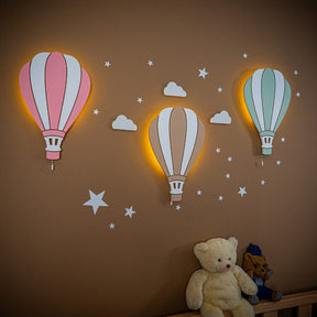Cozy Collections Handbemalte LED-Wandleuchte in Form eines kappadokischen Heißluftballons aus Holz(LED, Batteriebetrieb)