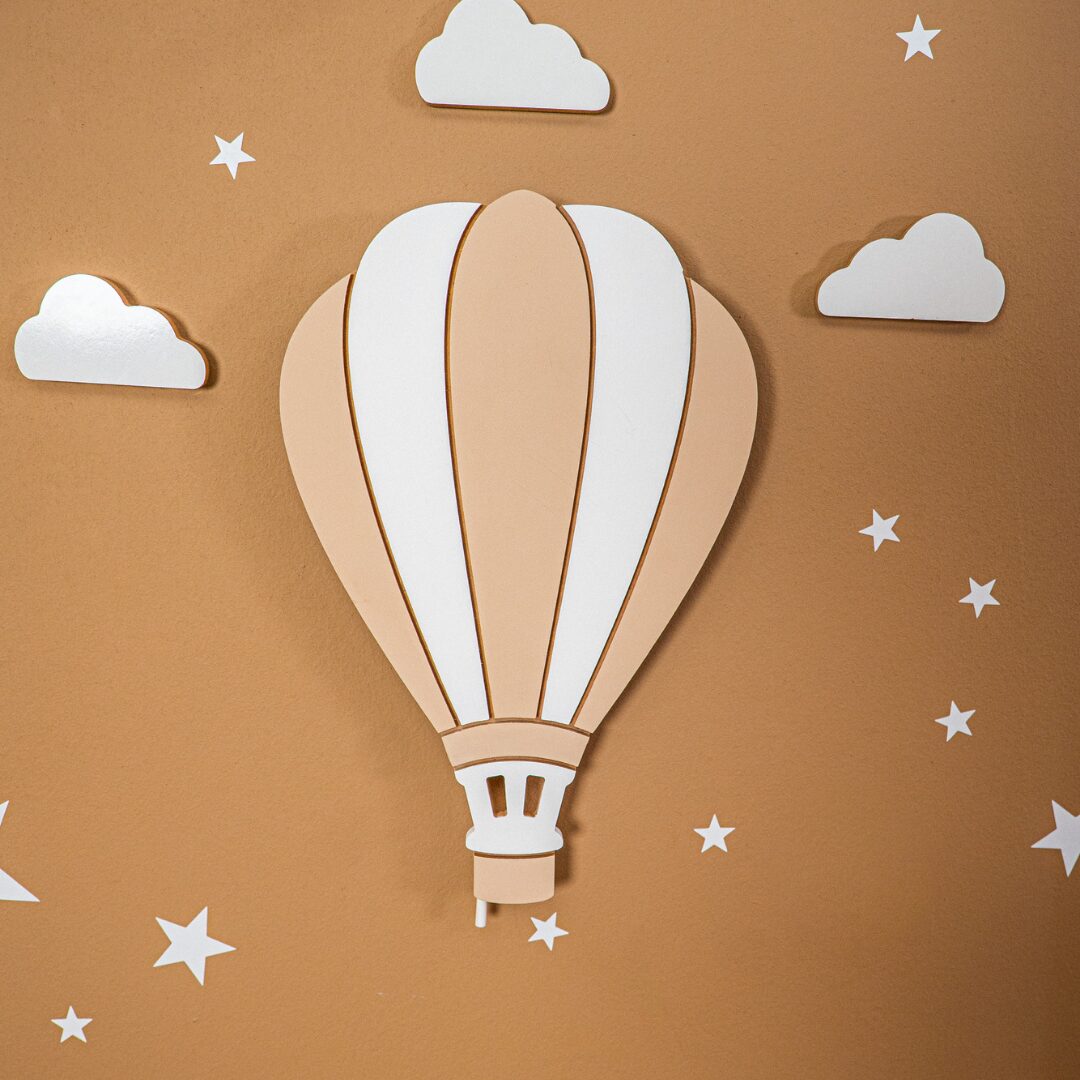 Cozy Collections Handbemalte LED-Wandleuchte in Form eines kappadokischen Heißluftballons aus Holz(LED, Batteriebetrieb)