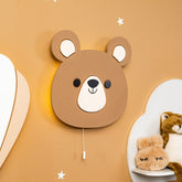 Cozy Collections Handbemalte Wandleuchte in Bärenform aus Holz (LED, Batteriebetrieb)