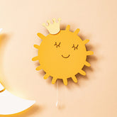 Cozy Collections LED-Sonnen-Wandnachtlicht aus Holz mit Krone – handbemalt Goldgelb, 9V batteriebetrieben, Zugschalter