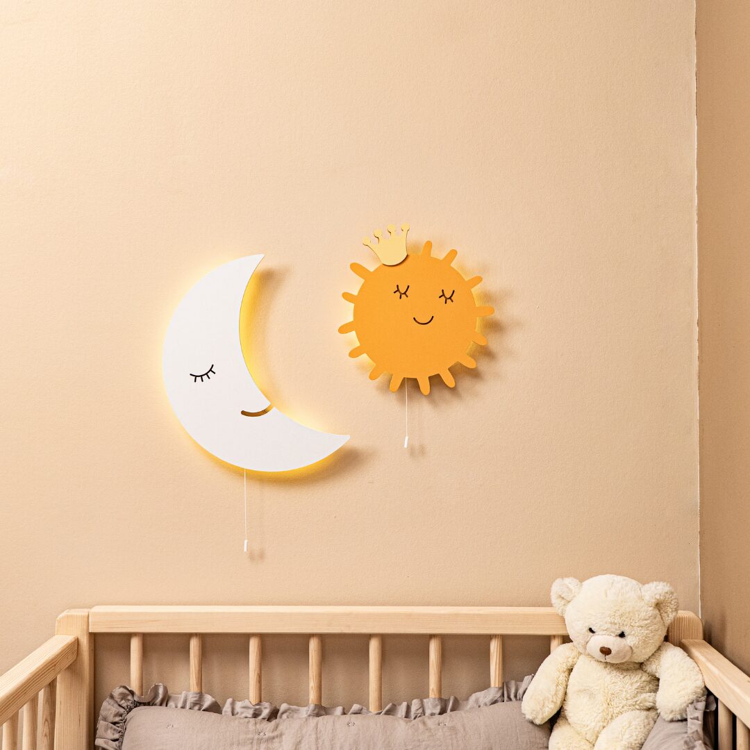 Cozy Collections LED-Sonnen-Wandnachtlicht aus Holz mit Krone – handbemalt Goldgelb, 9V batteriebetrieben, Zugschalter