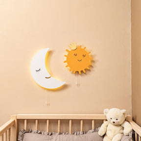 Cozy Collections LED-Sonnen-Wandnachtlicht aus Holz mit Krone – handbemalt Goldgelb, 9V batteriebetrieben, Zugschalter