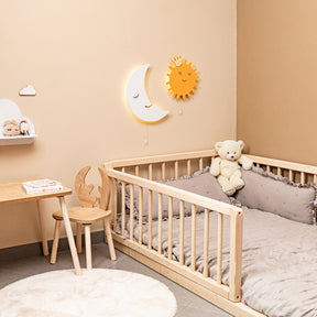 Cozy Collections LED-Sonnen-Wandnachtlicht aus Holz mit Krone – handbemalt Goldgelb, 9V batteriebetrieben, Zugschalter