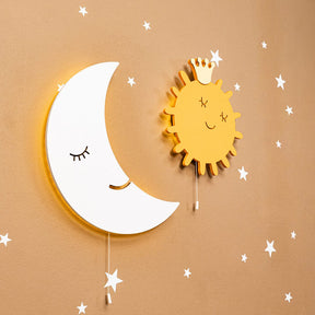 Cozy Collections LED-Sonnen-Wandnachtlicht aus Holz mit Krone – handbemalt Goldgelb, 9V batteriebetrieben, Zugschalter