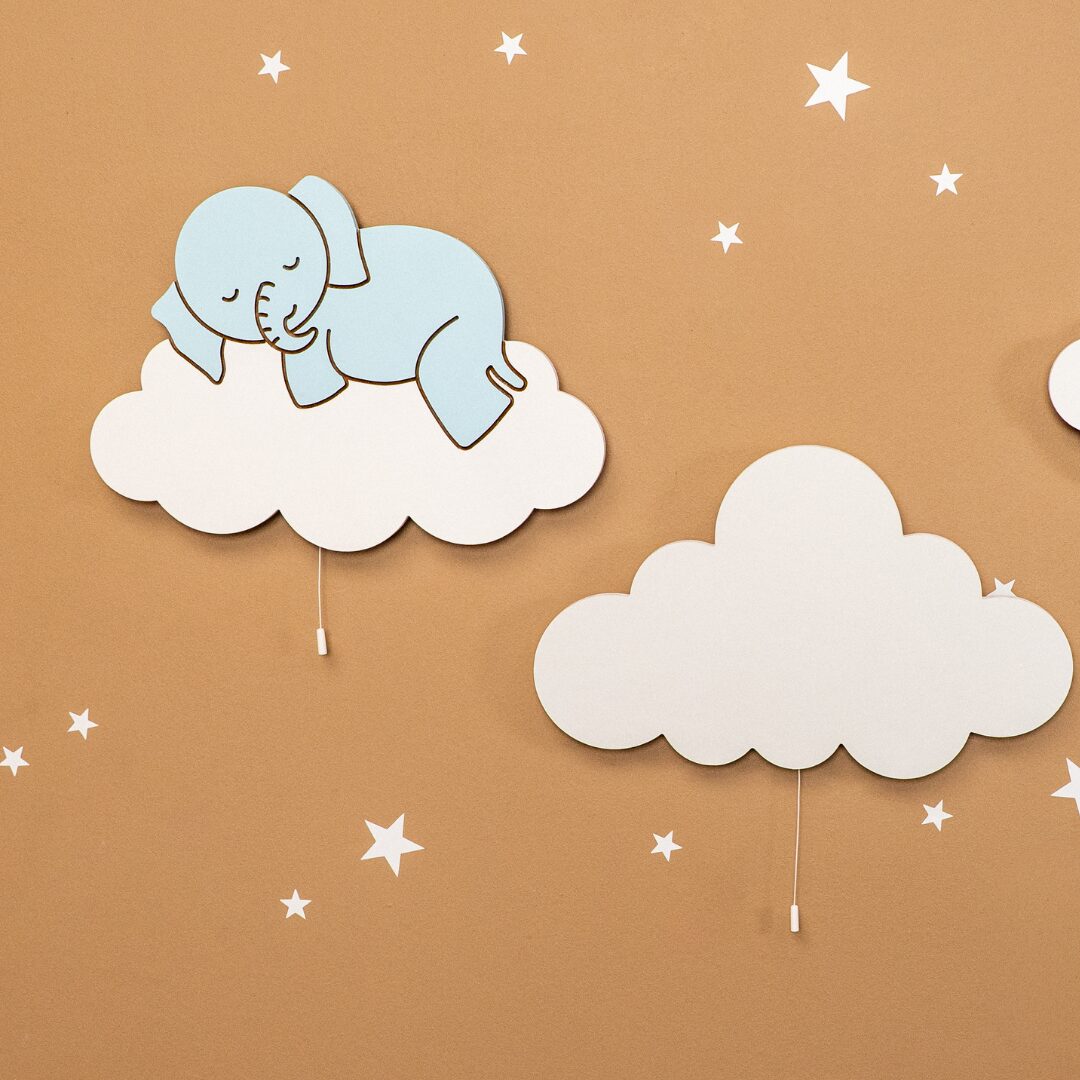 Cozy Collections Handbemalte LED-Wandnachtlichter Elefant & Lamm auf Wolke aus Holz – Pastell (Blau/Rosa/Weiß), 9V batteriebetrieben, Einzel/Duo/Trio