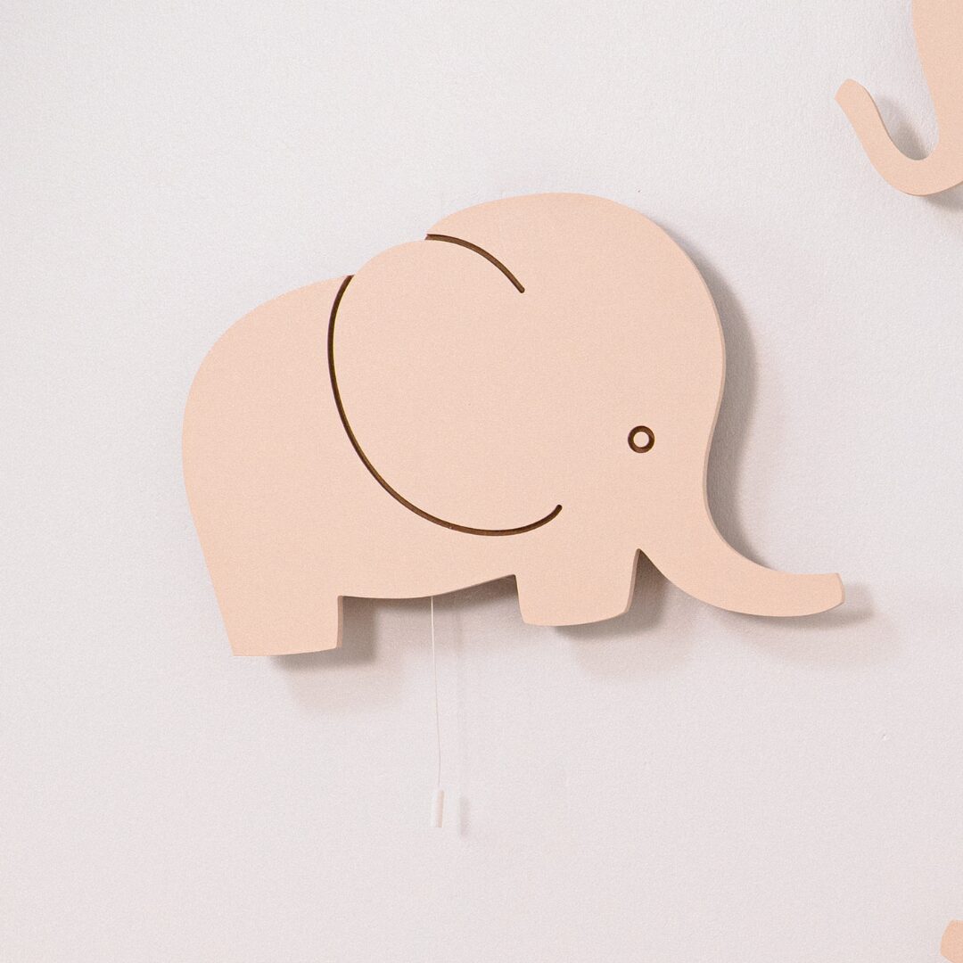 Cozy Collections Handbemalte LED-Wandleuchten „Elefantenfamilie“ aus Holz – Mama/Papa/Baby, 3 Größen, 9V batteriebetrieben, Einzel/Duo/Trio