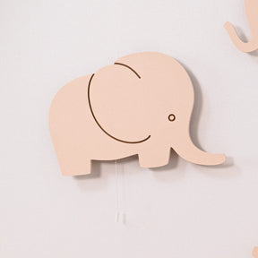 Cozy Collections Handbemalte LED-Wandleuchten „Elefantenfamilie“ aus Holz – Mama/Papa/Baby, 3 Größen, 9V batteriebetrieben, Einzel/Duo/Trio