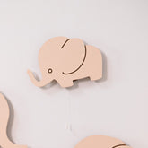 Cozy Collections Handbemalte LED-Wandleuchten „Elefantenfamilie“ aus Holz – Mama/Papa/Baby, 3 Größen, 9V batteriebetrieben, Einzel/Duo/Trio
