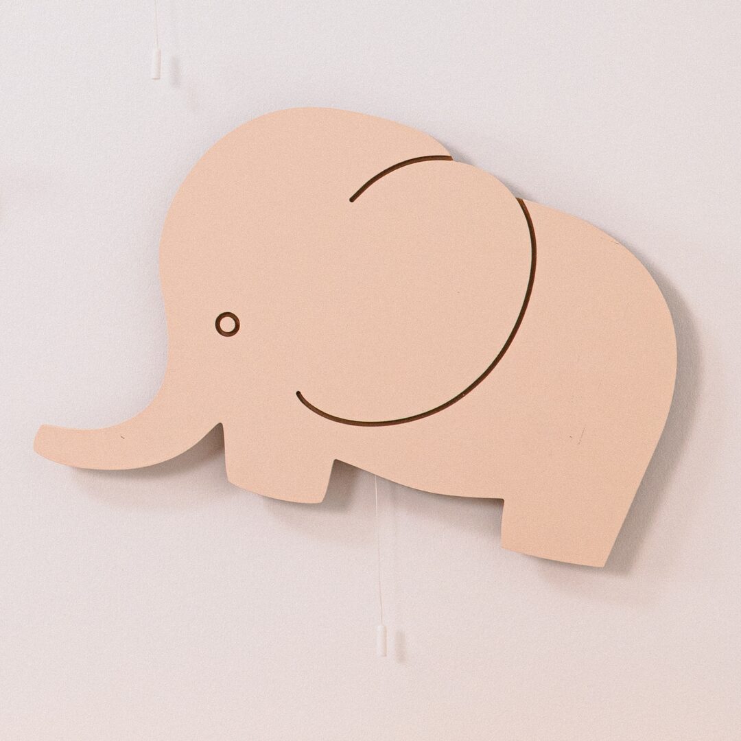 Cozy Collections Handbemalte LED-Wandleuchten „Elefantenfamilie“ aus Holz – Mama/Papa/Baby, 3 Größen, 9V batteriebetrieben, Einzel/Duo/Trio