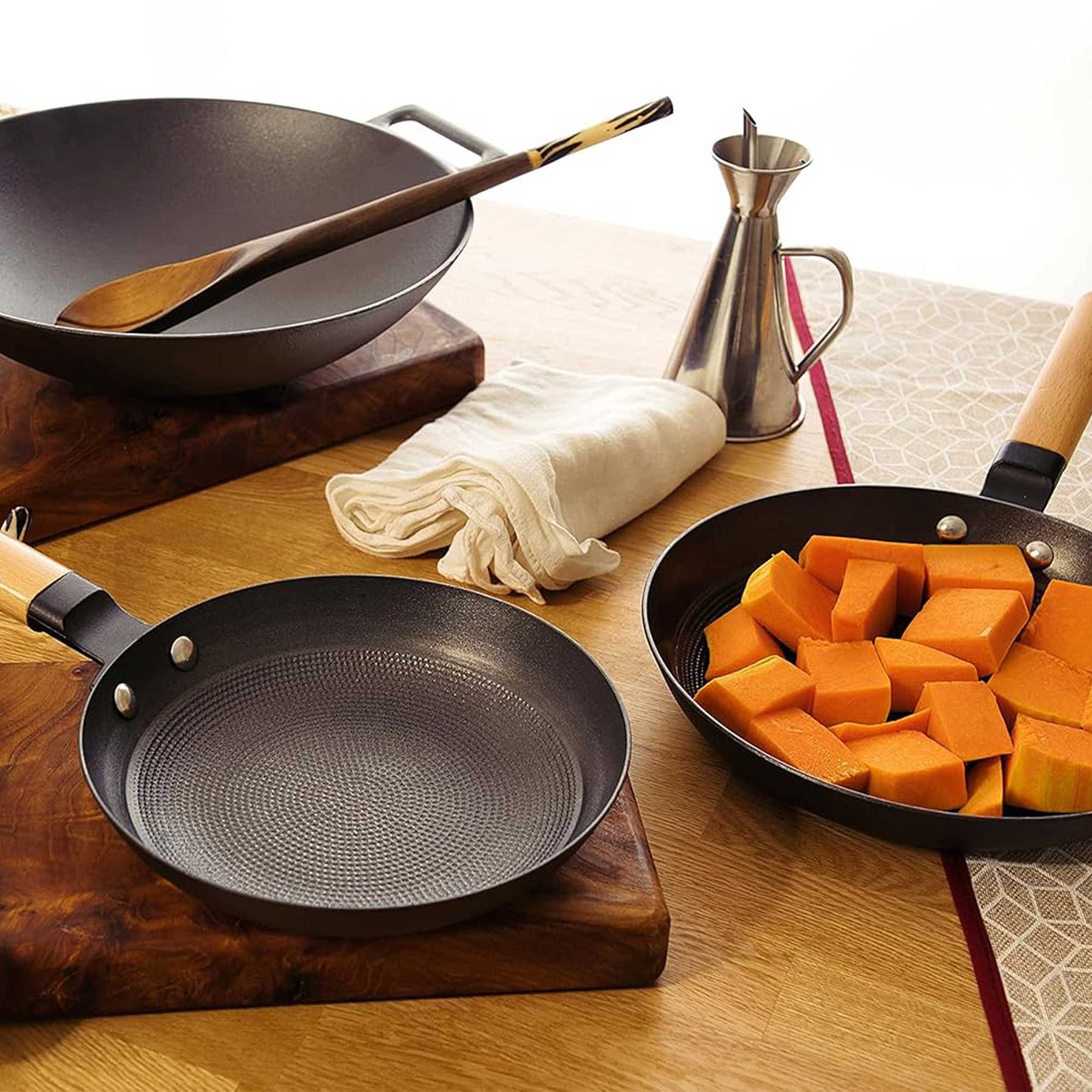 SARTEN Lätt Gusseisen Bratpfanne Rund - 28 cm, Holzgriff - Schwarz Emailliert