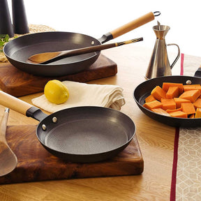 SARTEN Lätt Gusseisen Bratpfanne Rund - 28 cm, Holzgriff - Schwarz Emailliert