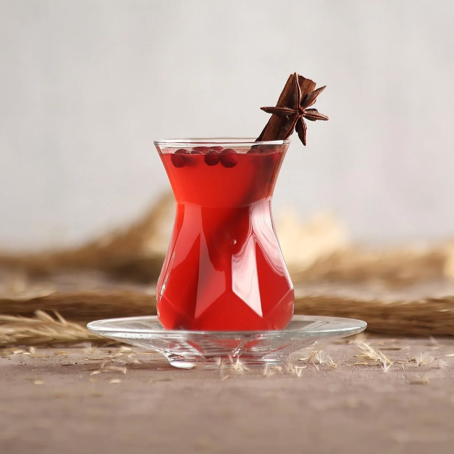 LAV Alya Teeglas 165 ml Schräganansicht mit stabilem Stand