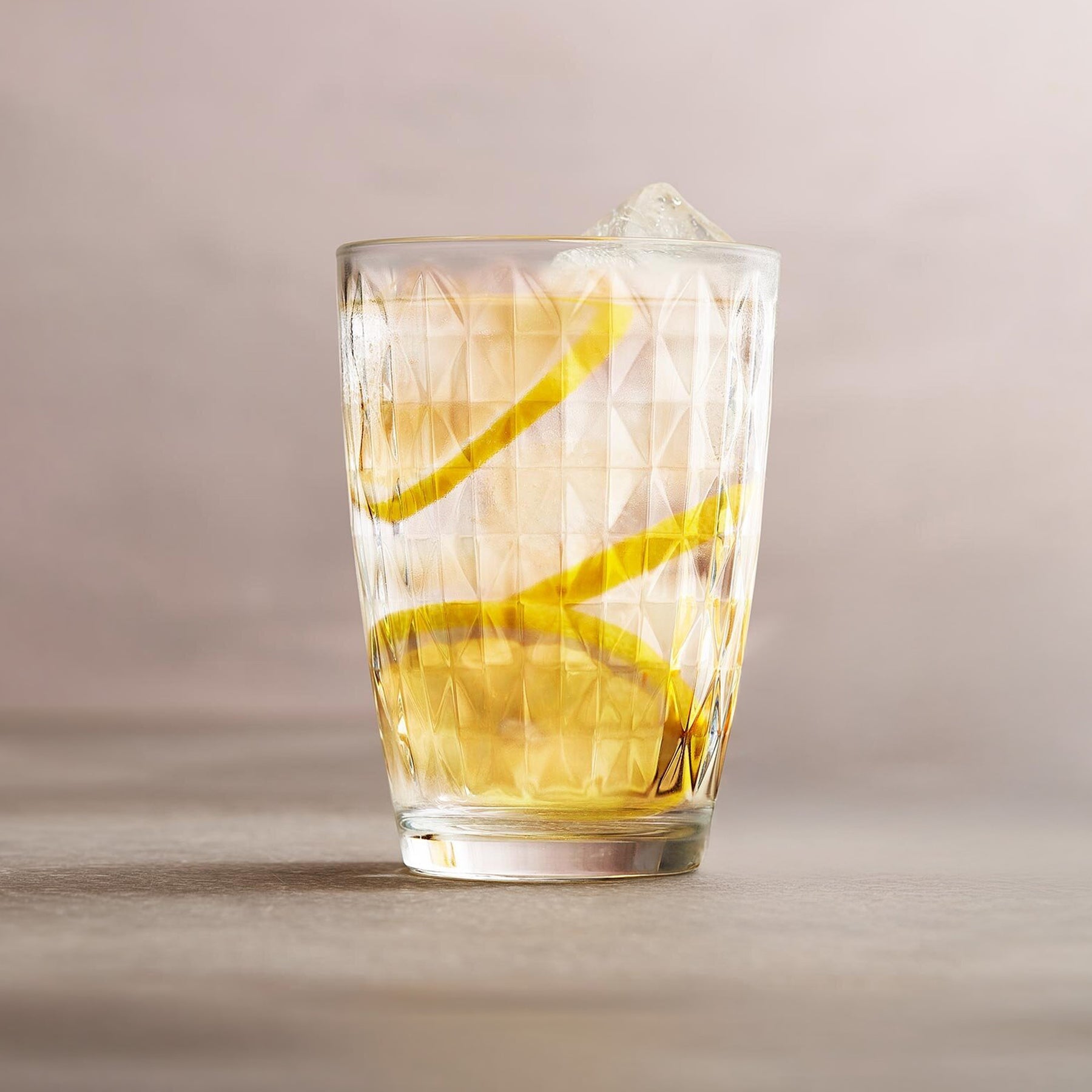 LAV Artemis Longdrinkgläser 415 ml gefüllt mit Getränk