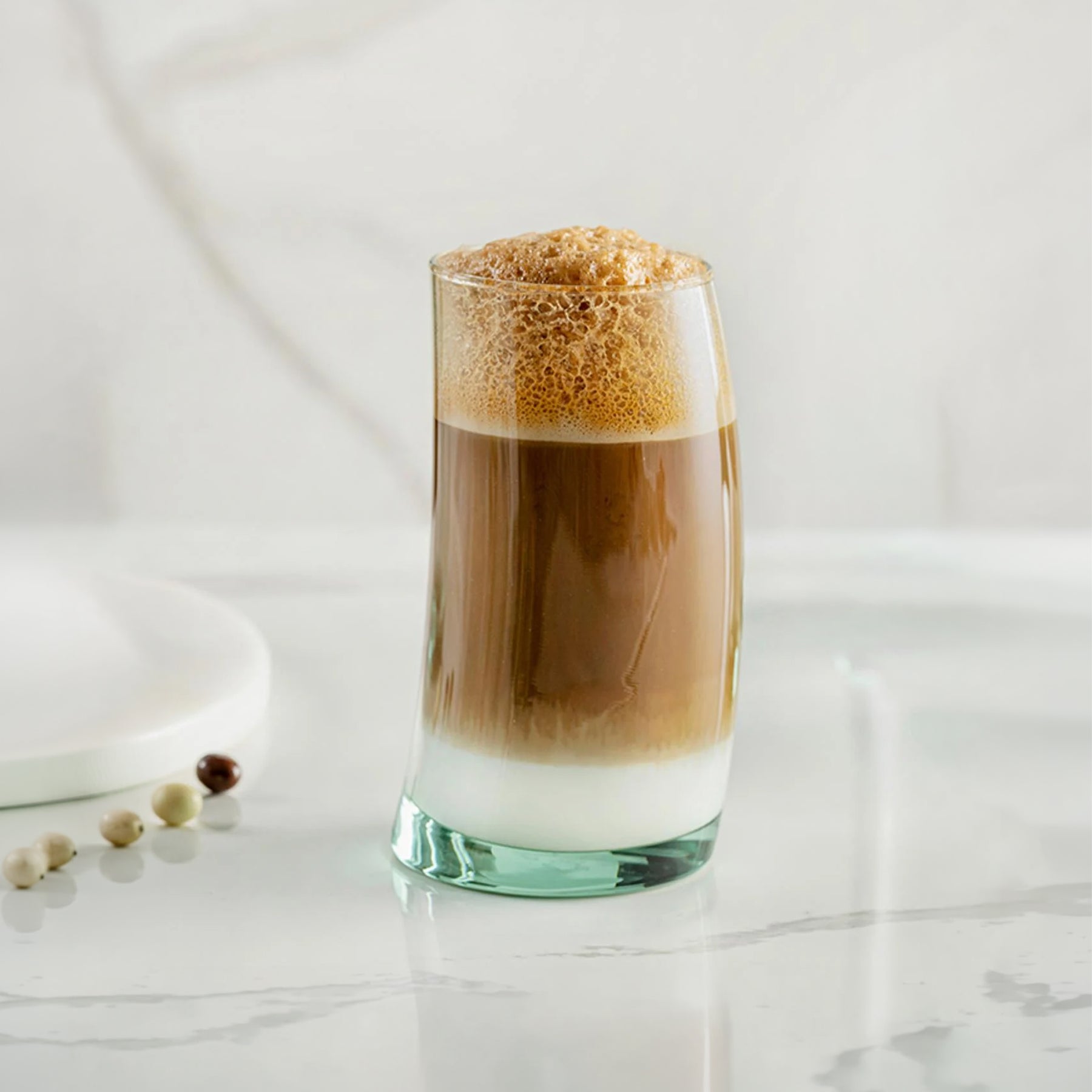 Pasabahce Aware Penguin Longdrinkglas mit Cocktail arrangiert