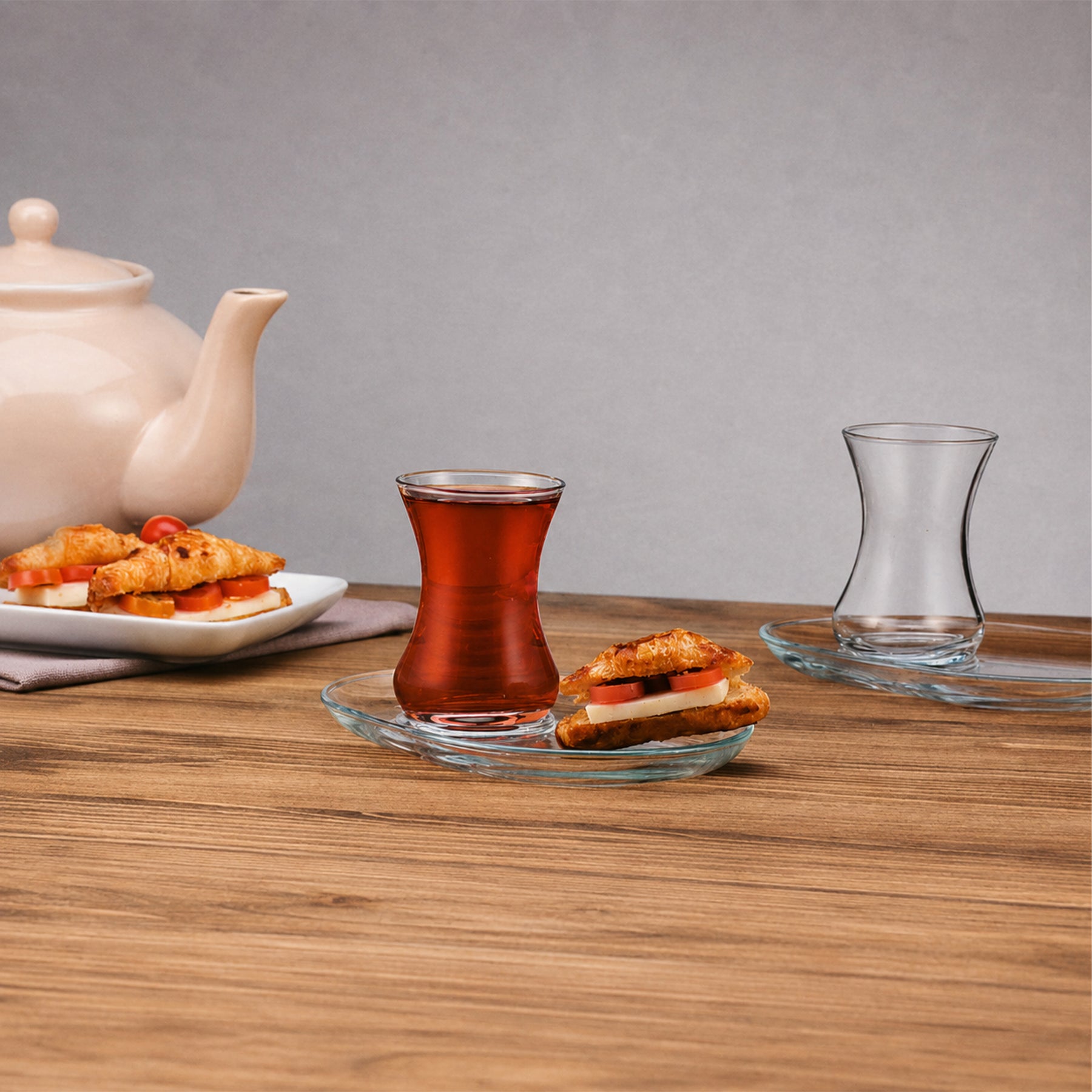 Pasabahce Incebelli Teeset, Teeglas und Untertasse, 125 ml